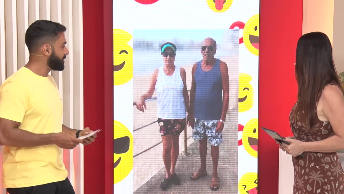 Casal caminha junto na orla de Guarapari