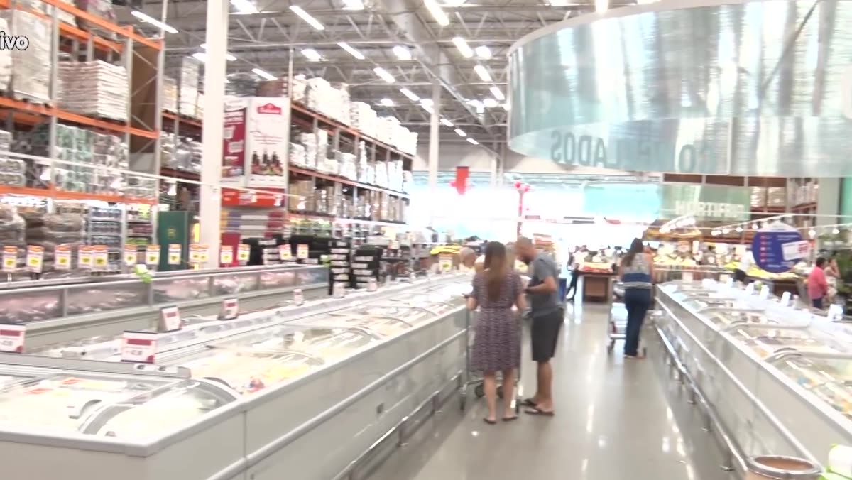 Corredor de congelados no interior do supermercado