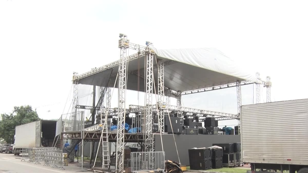 Avenida Beira Mar interditada na altura do palco, com veículos sendo desviados