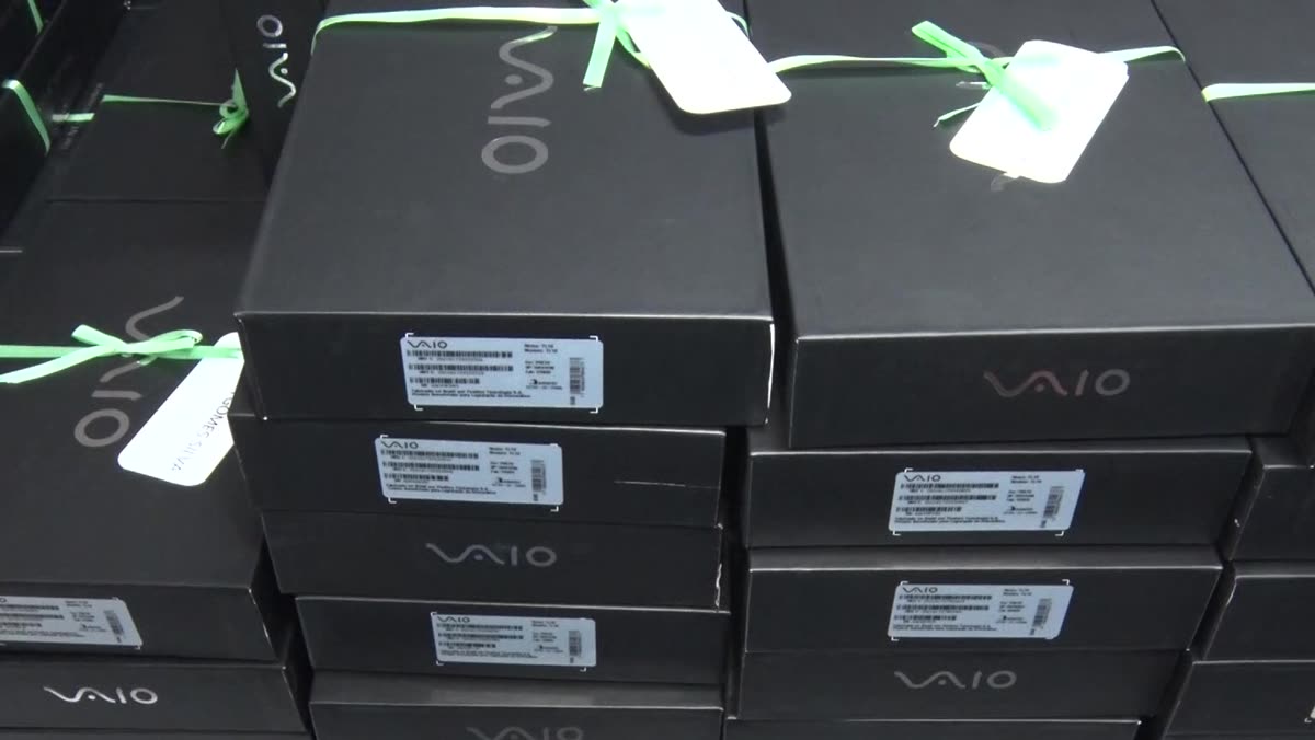 Pilha de caixas de tablets com laços verdes