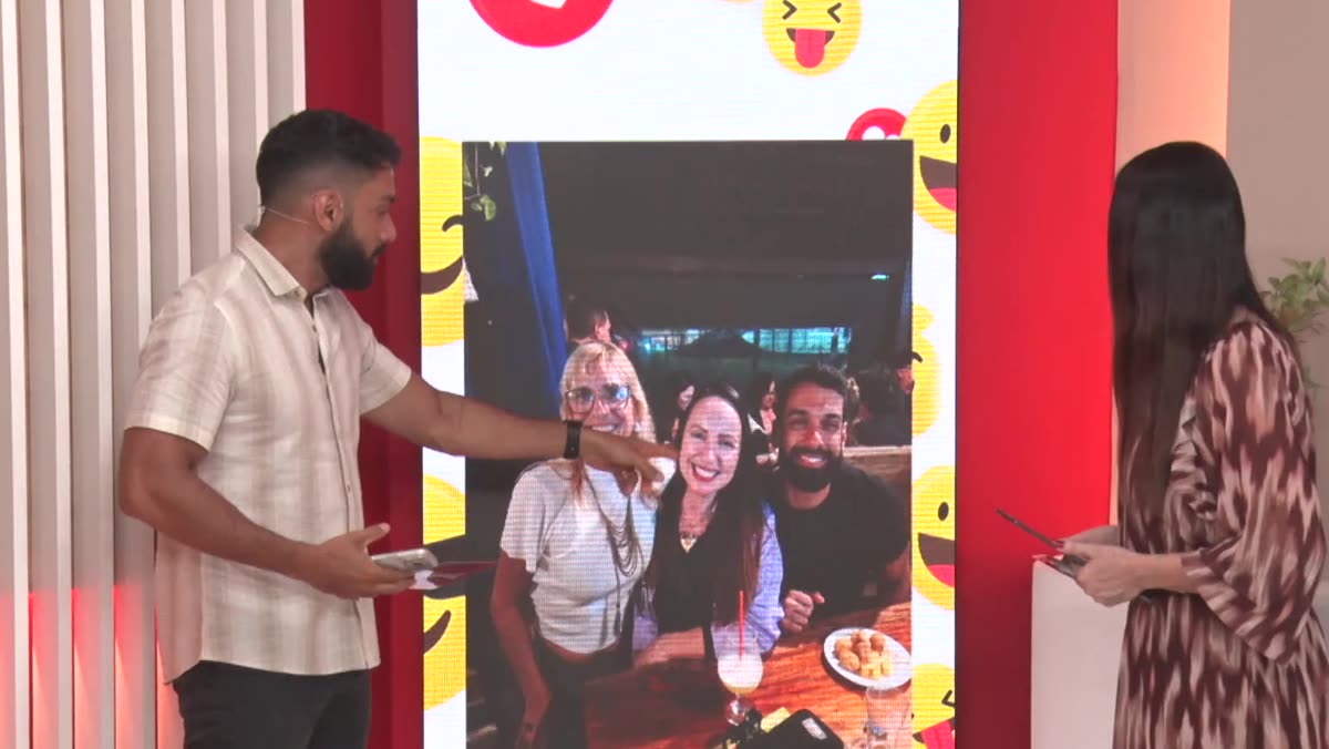 Apresentadores mostram foto de amigos reunidos em um jantar