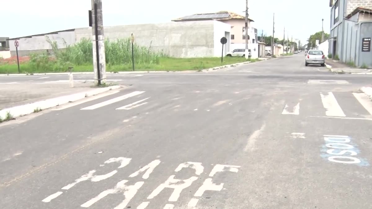 Buraco aberto no asfalto de rua da Praia do Morro, em Guarapari