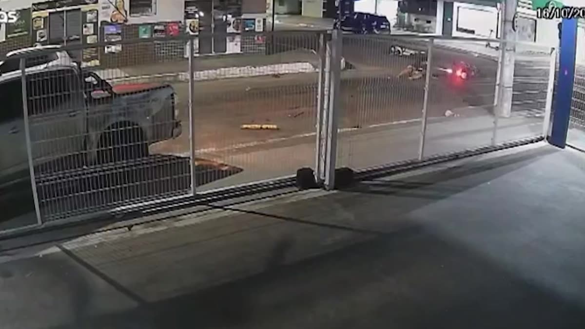 Imagem de câmera de segurança mostra caminhonete contra o portão de uma garagem no cruzamento