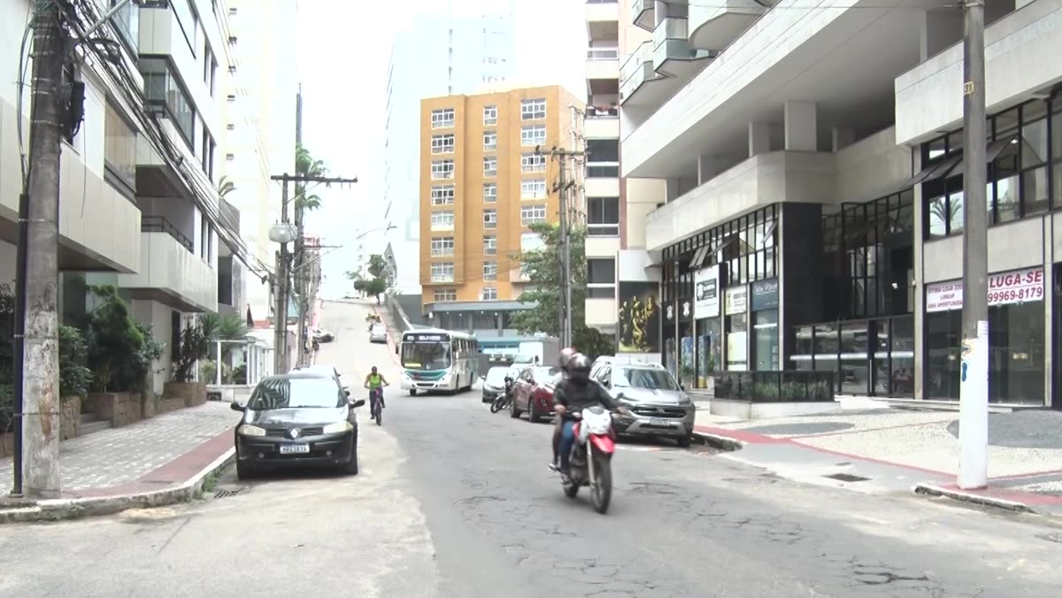 Rua do Centro de Guarapari com bocas de lobo na calçada