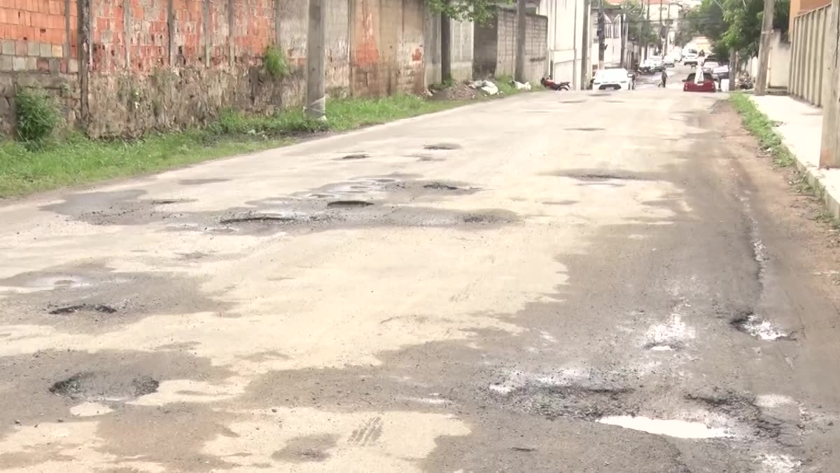 Asfalto da Rua Lauro Simões com vários buracos