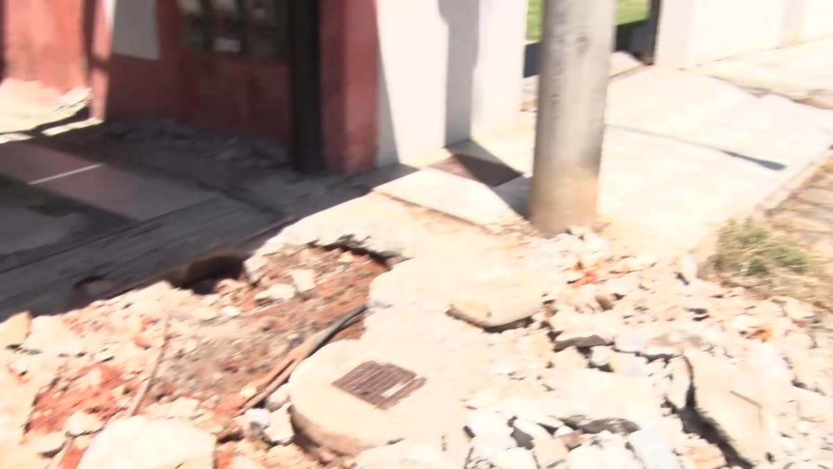 Calçada destruída pelo vazamento de água no bairro Lagoa Funda