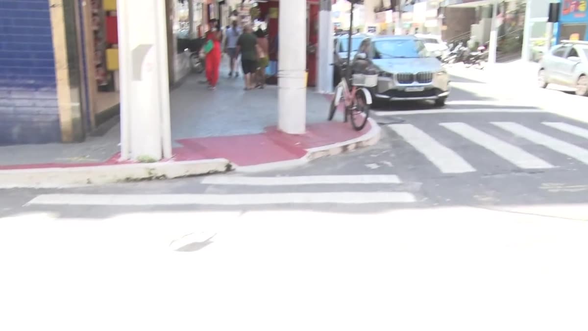 Faixa de pedestres em rua do Centro de Guarapari com carro parado