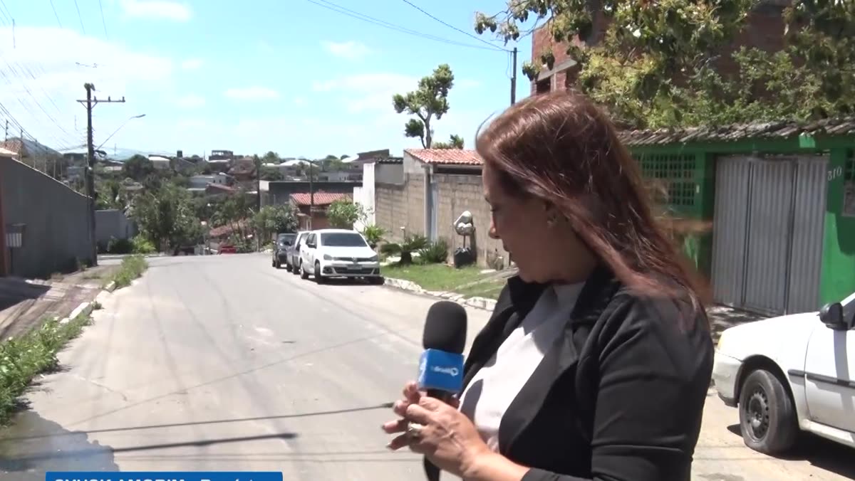 Água tratada escorrendo pela Rua Turquesa, no bairro Setiba
