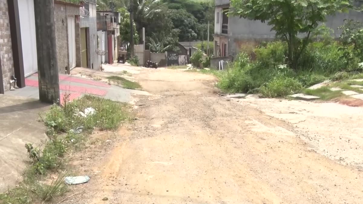 Rua íngreme sem asfalto no bairro Santa Mônica