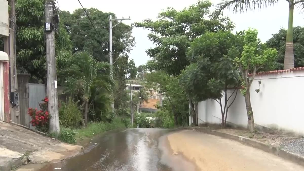 Água correndo sobre o calçamento de uma rua no Jabaraí