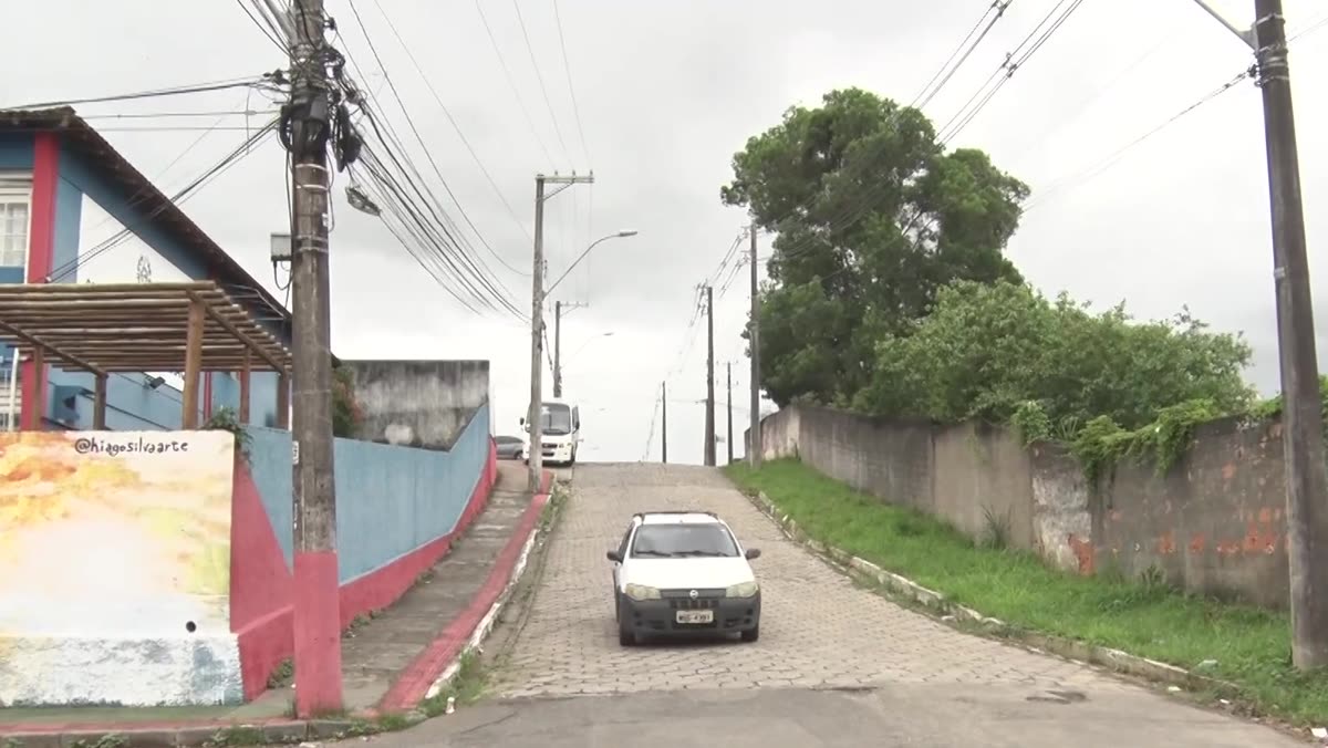 Trecho da Rua Lauro Simões com veículos desviando de buracos