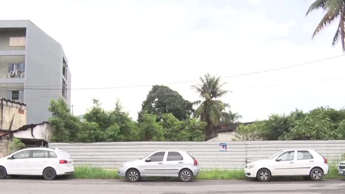 Muro que cerca o terreno, visto da rua, na Praia do Morro