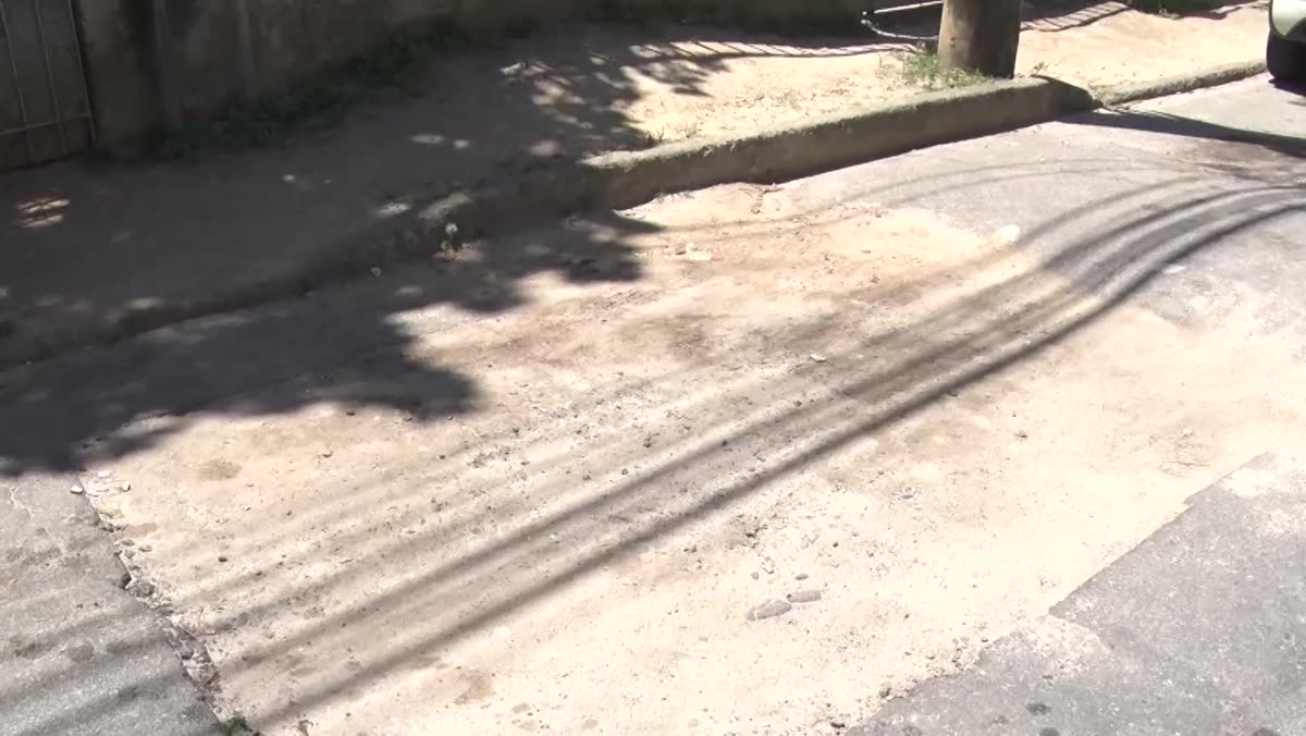 Asfalto desnivelado no local do buraco aberto pela Cesan
