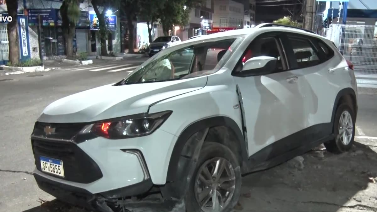 Imagem de arquivo de automóvel sobre a calçada após batida no cruzamento