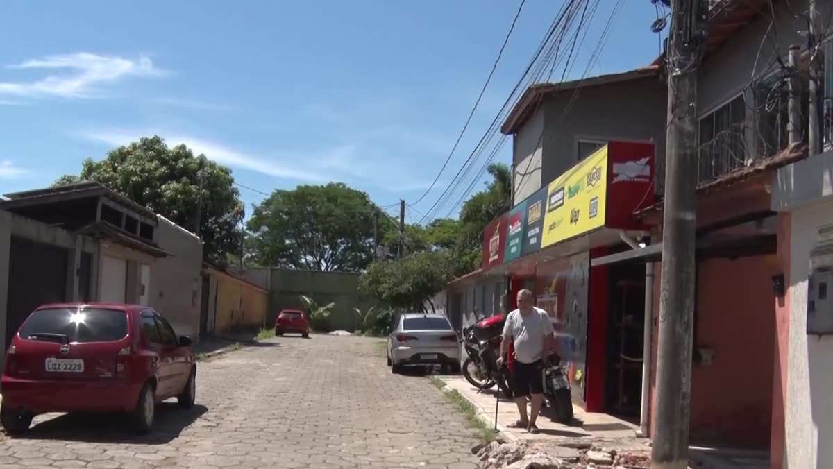 Rua de paralelepípedos do bairro Lagoa Funda, com carro estacionado