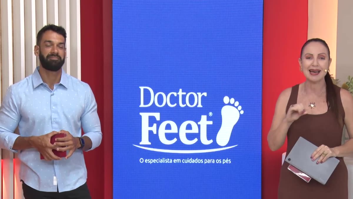 Apresentadores do Panorama com o logo da Doctor Feet Guarapari no estúdio