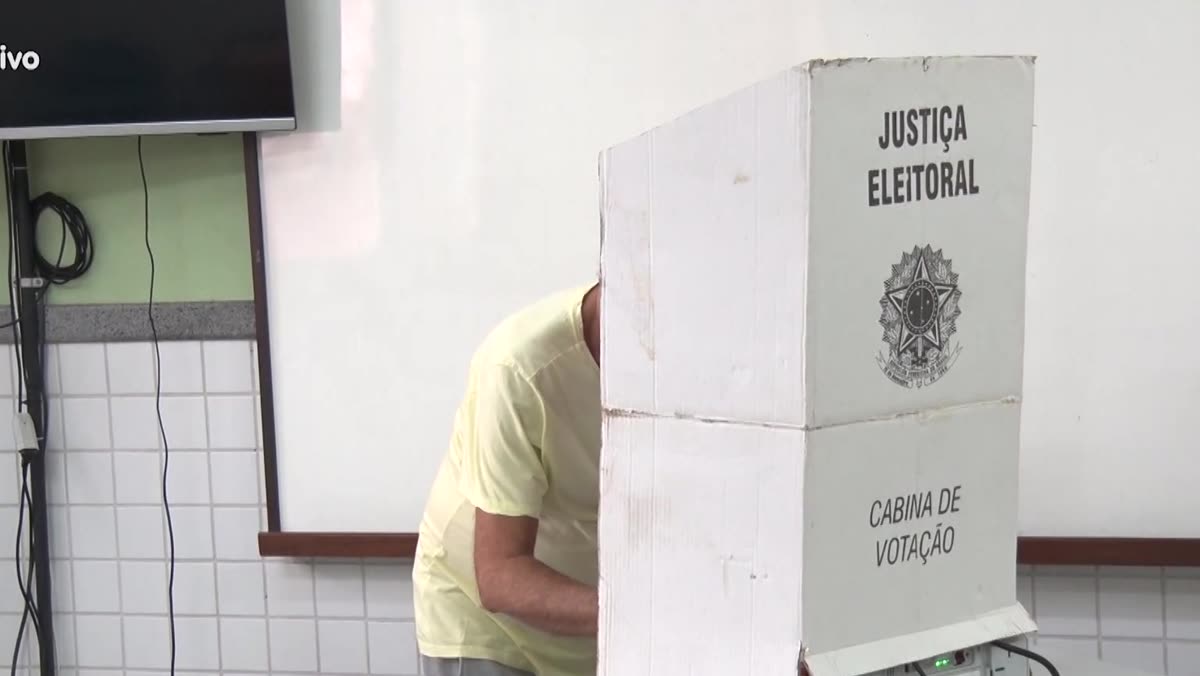 Eleitor na cabine de votação, em imagem de arquivo