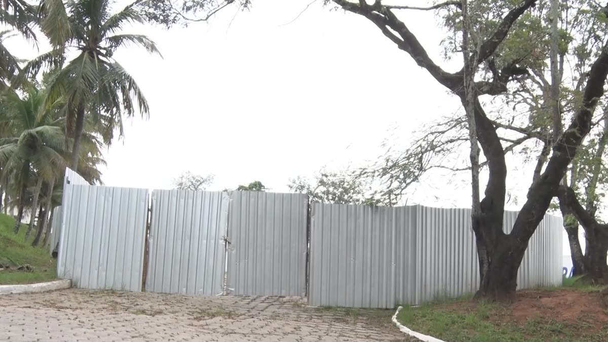 Terreno vazio próximo ao Trevo de Muquiçaba, em Guarapari