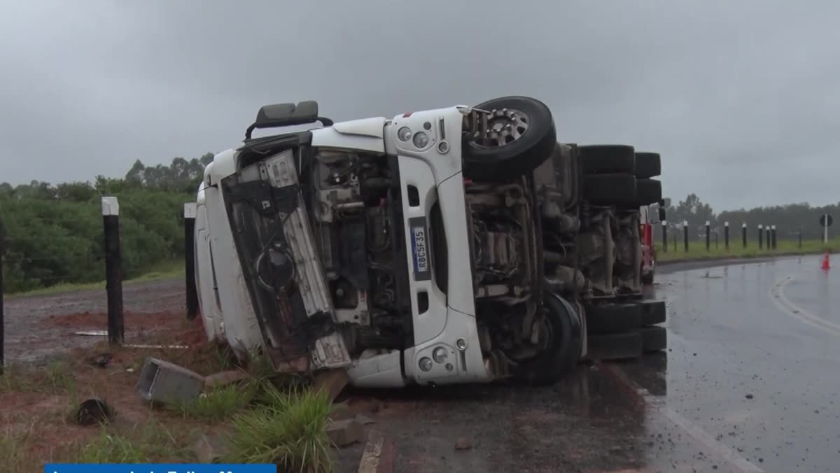 Carreta tombada às margens da BR-101 em dia de chuva