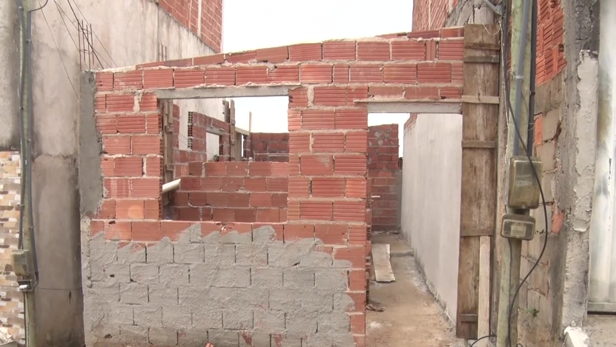 Paredes de alvenaria da casa em reconstrução na Prainha de Olaria