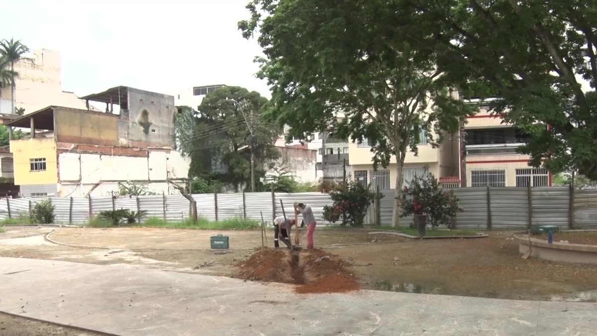 Área em obras da praça que vai receber a Feira Hippie, no Centro de Guarapari