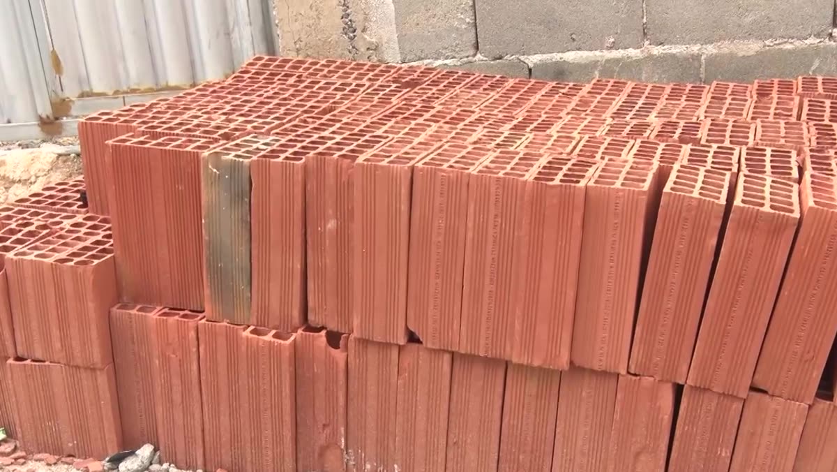Casa em construção sem telhado, com paredes levantadas