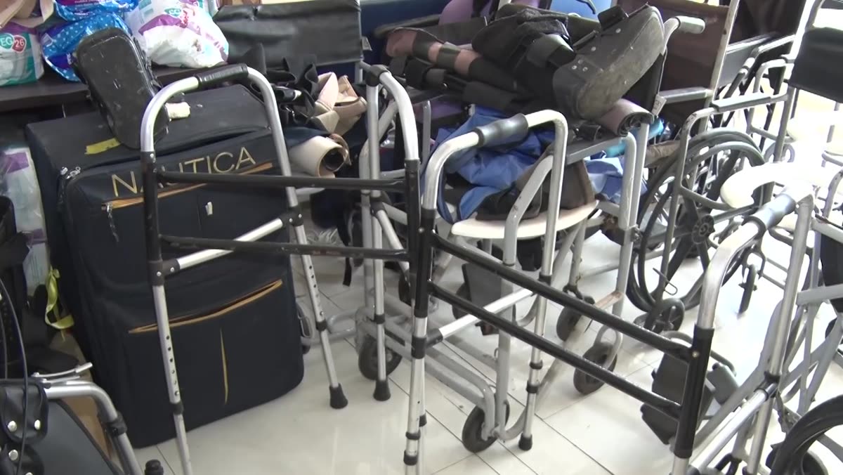 Equipamentos ortopédicos guardados na igreja