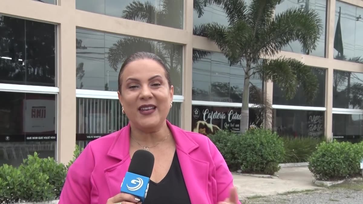Prateleiras com alimentos arrecadados para famílias carentes