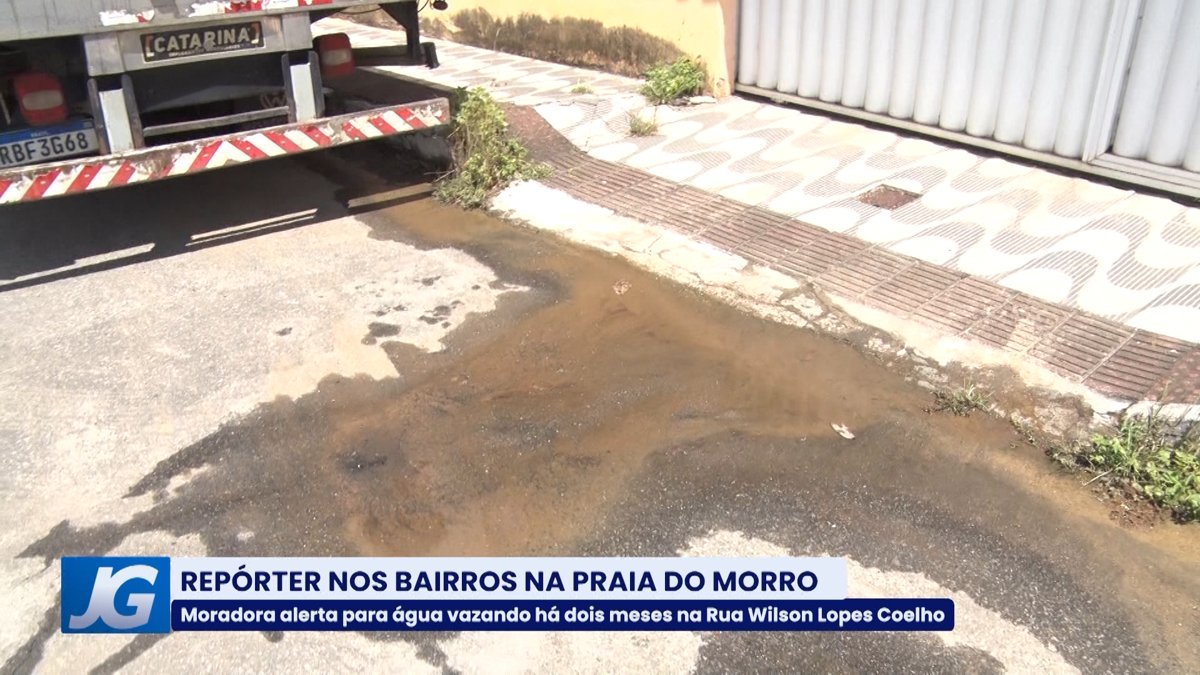 Rua Wilson Lopes Coelho, na Praia do Morro, onde há um vazamento de água