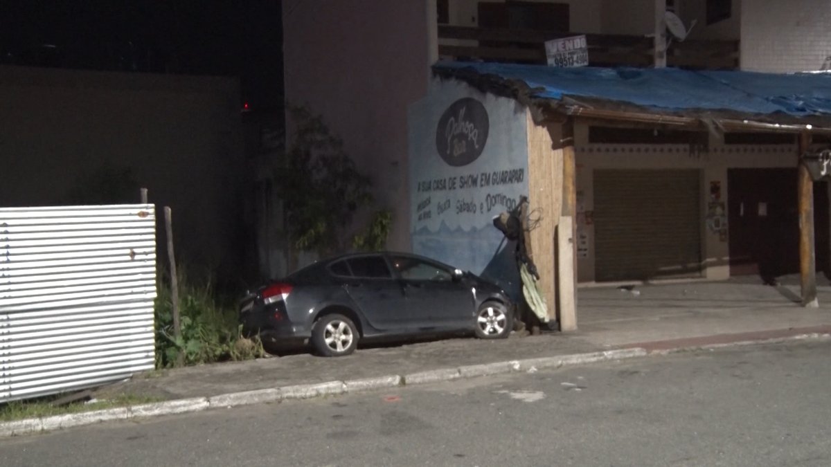 Carro que invadiu terreno baldio na Rua Antônio Sobreiro, na Praia do Morro