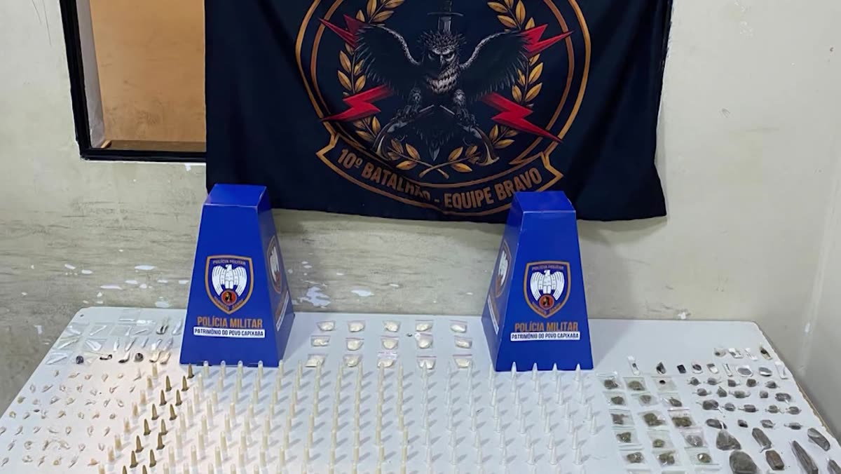 Pinos de cocaína, pedras de crack e buchas de maconha apreendidos pela PM
