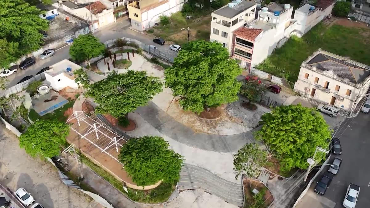 Estruturas desmontadas das barracas da feira