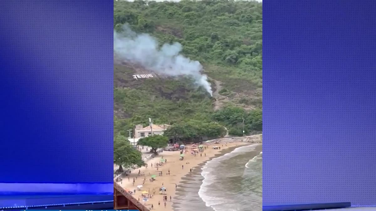 Fumaça saindo da vegetação do Morro da Pescaria, vista de um prédio da orla