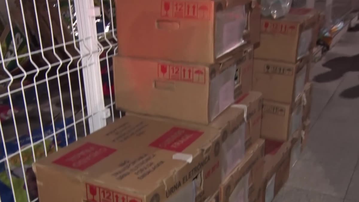 Caixas de urnas eletrônicas empilhadas na chegada ao cartório eleitoral