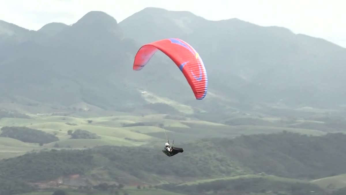 Parapente sobrevoando o litoral de Anchieta