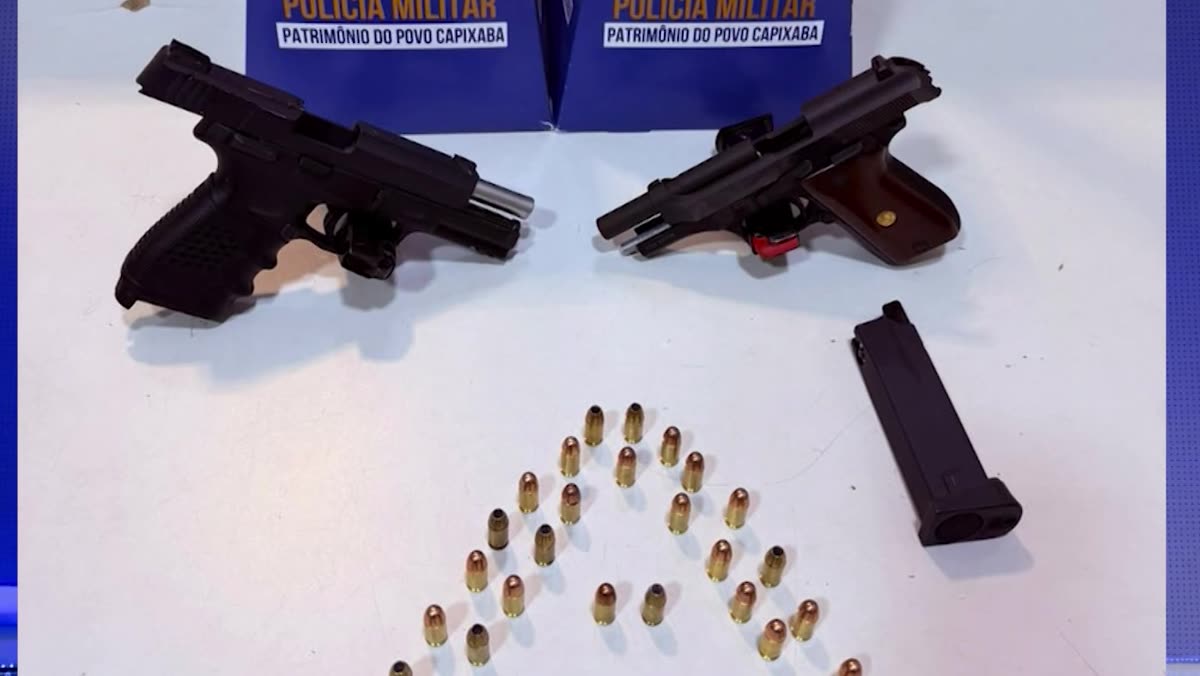 Pistola calibre 380, carregadores com munições e simulacro de pistola sobre uma superfície