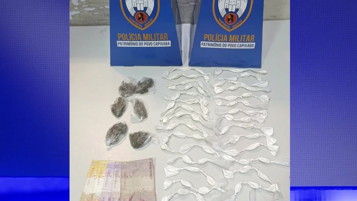 Papelotes de cocaína e buchas de maconha sobre uma superfície