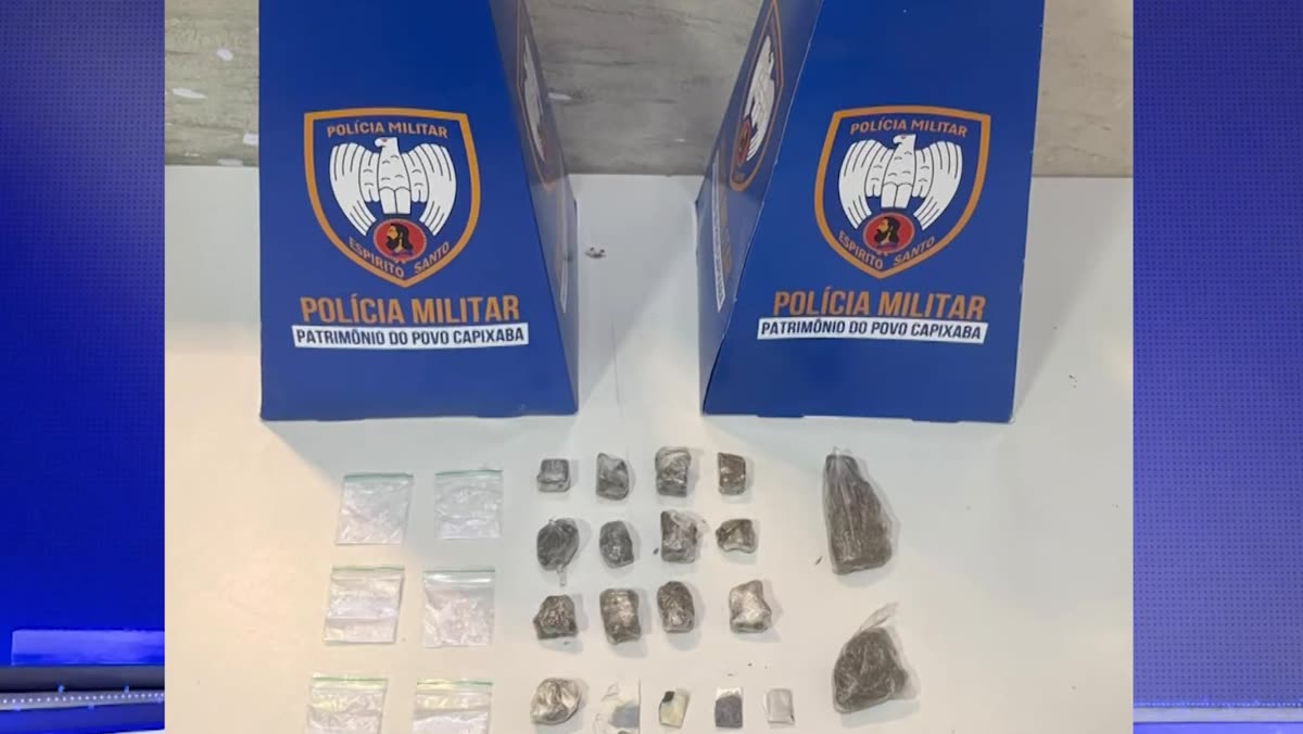 Porções de maconha, cocaína e crack encontradas em sacola