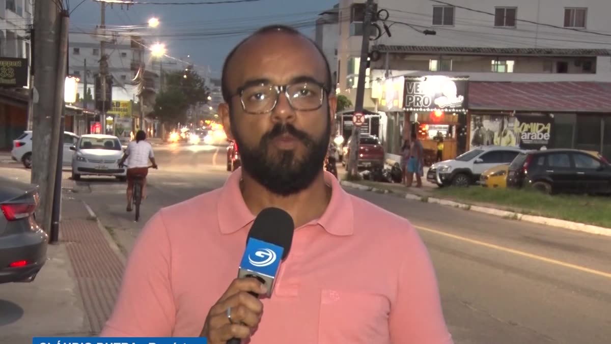 Repórter em uma rua do bairro Santa Rosa, à noite