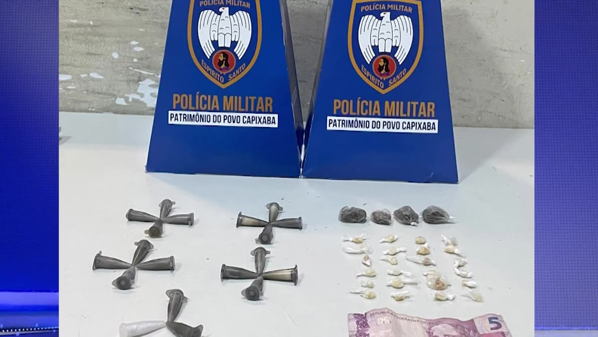 Pedras de crack, pinos de cocaína e buchas de maconha apreendidos