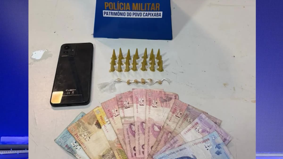 Pinos de cocaína, pedras de crack e dinheiro apreendidos pela PM