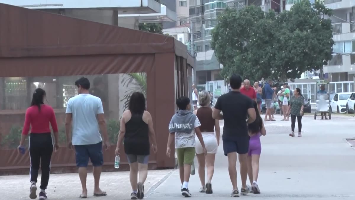 Orla de Guarapari com mar e areia em dia de movimento fraco