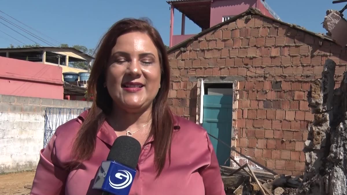 Canal do Perocão cercado por casas do bairro