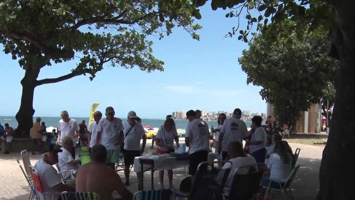 Árvore e quiosque na orla da Praia do Morro, em Guarapari