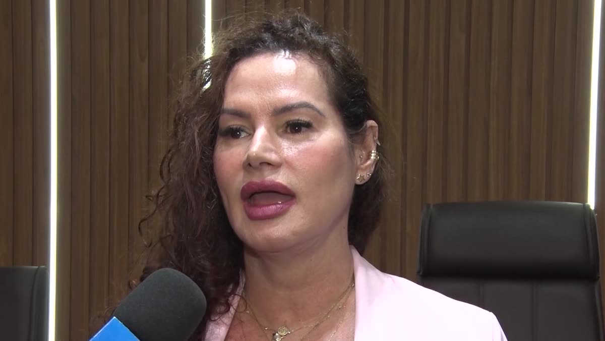 Vereadora concedendo entrevista na Câmara Municipal