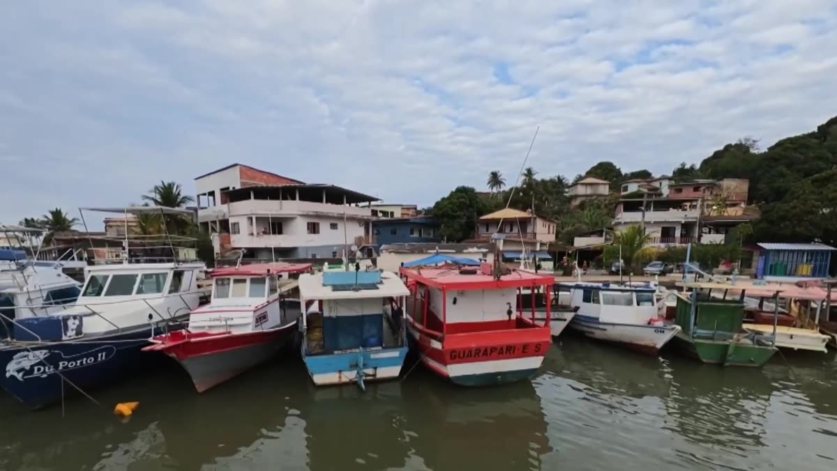 Barcos rústicos de pesca atracados no Perocão