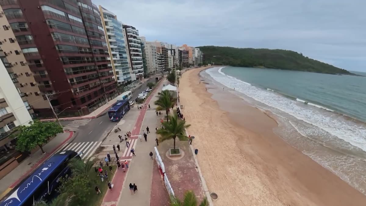 Faixa de areia e mar de uma praia de Guarapari