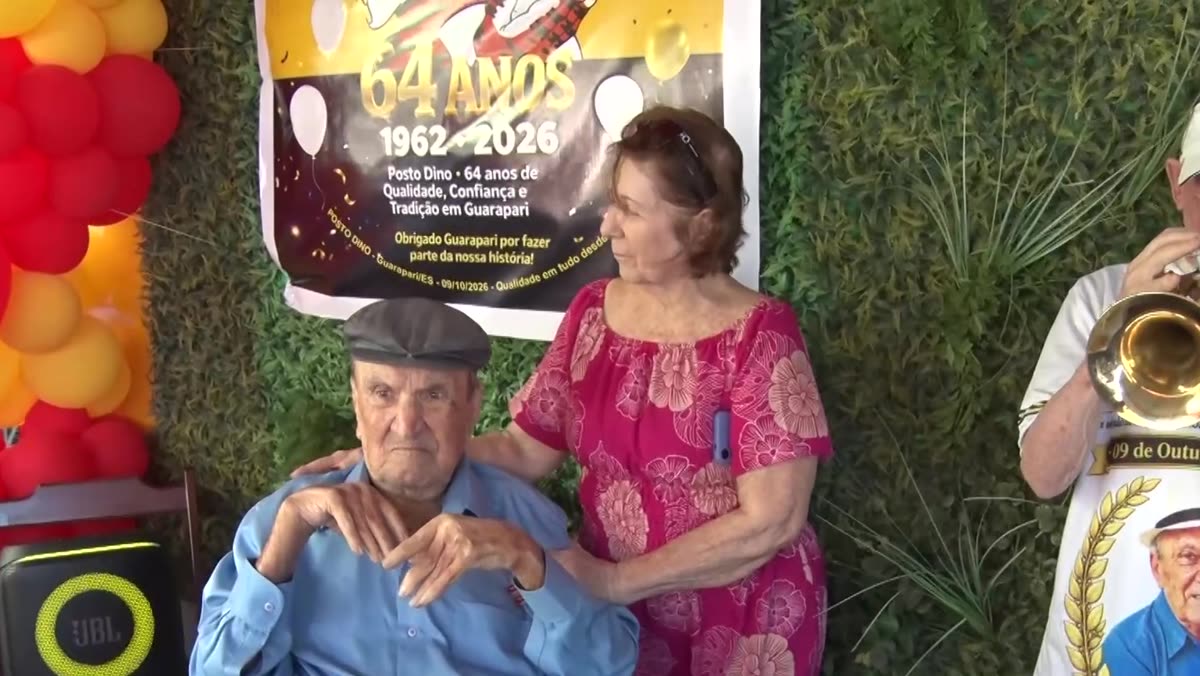 Seu Dino Simões Pádua na festa de 100 anos, cercado pela família
