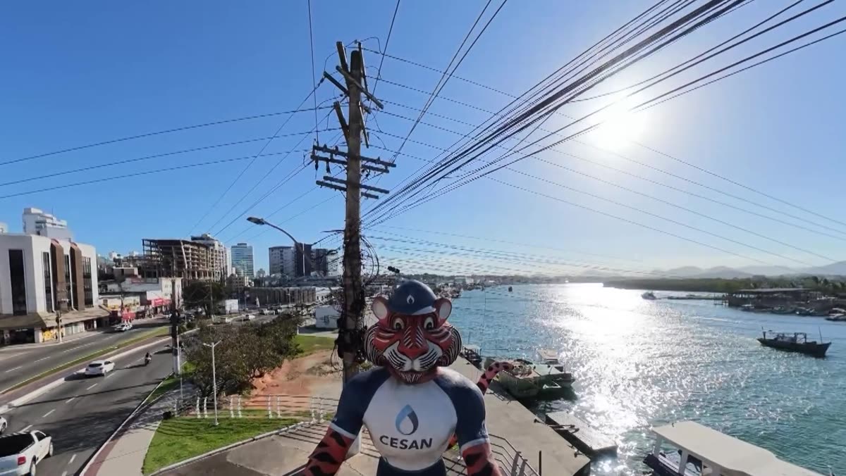 Monumento do Tigrão em Guarapari, com o canal ao fundo