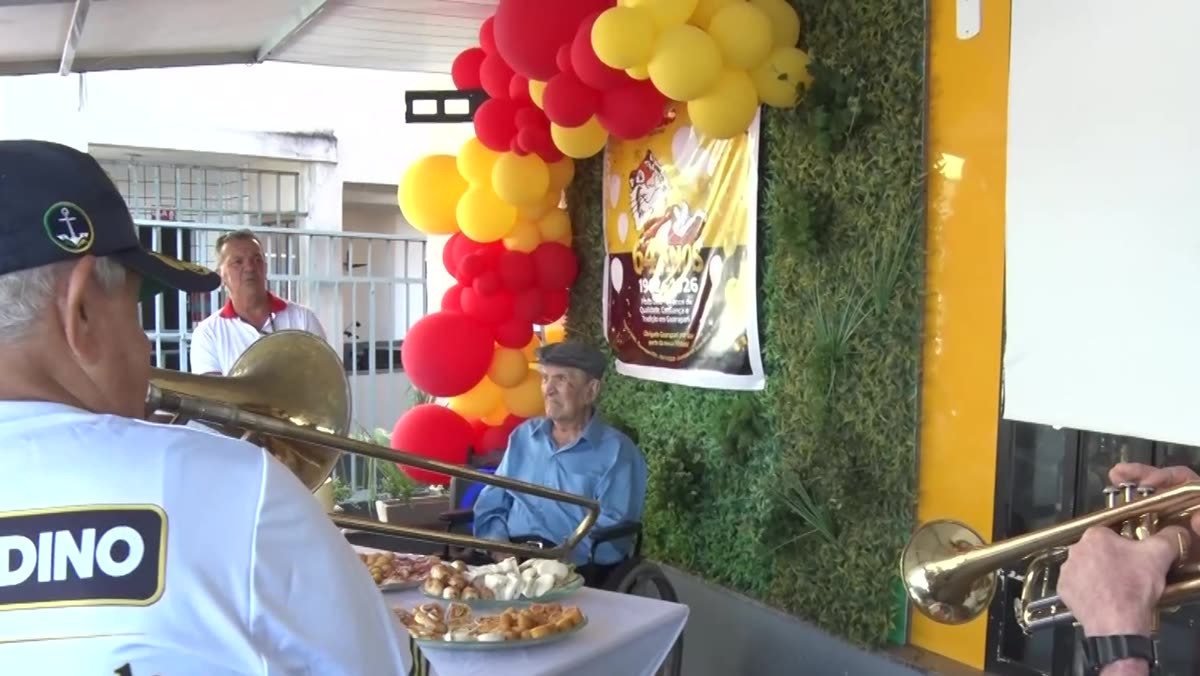Músicos tocando instrumentos de sopro na festa de 100 anos